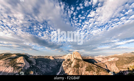 Beau ciel sur la montagne Half Dome, Yosemite National Park au coucher du soleil, en Californie, aux États-Unis. Banque D'Images