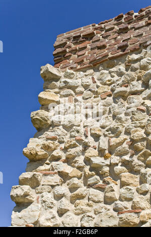 Mur de pierres sur ciel bleu Banque D'Images