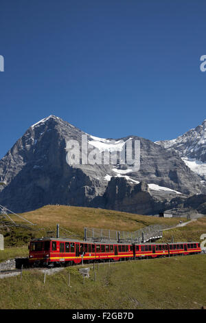 Jungfraubhan train approchant gare la petite Scheidegg avec en arrière-plan l'Eiger Suisse Europe Banque D'Images