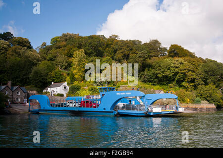 Le Roi Harry ferry qui relie la chaîne St Mawes et la péninsule de Roseland avec feock dans toute la rivière Fal Angleterre Cornwall Banque D'Images