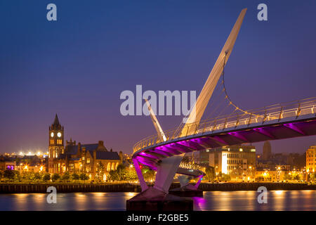 Le crépuscule sur le pont de la paix et les toits de Londonderry/Derry, County Londonderry, Irlande du Nord, Royaume-Uni Banque D'Images