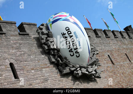 Ballon de rugby Géant écrase dans le château de Cardiff pour marquer le début de la Coupe du Monde de Rugby 2015, le vendredi 18 septembre 2015 Banque D'Images