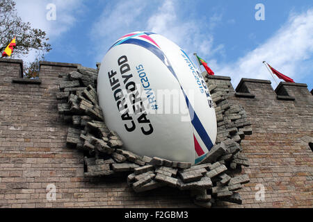 Ballon de rugby Géant écrase dans le château de Cardiff pour marquer le début de la Coupe du Monde de Rugby 2015, le vendredi 18 septembre 2015 Banque D'Images
