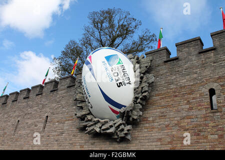 Ballon de rugby Géant écrase dans le château de Cardiff pour marquer le début de la Coupe du Monde de Rugby 2015, le vendredi 18 septembre 2015 Banque D'Images