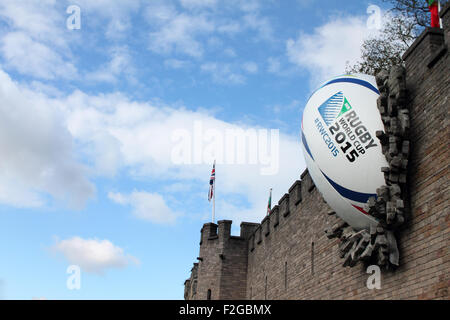 Ballon de rugby Géant écrase dans le château de Cardiff pour marquer le début de la Coupe du Monde de Rugby 2015, le vendredi 18 septembre 2015 Banque D'Images