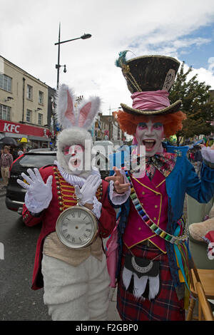 Camden,UK,18 Septembre 2015,Mad Hatters Tea party continue après de fortes pluies dans la région de Camden Lock Londo Crédit : Keith Larby/Alamy Live News Banque D'Images