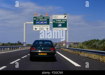 Peugeot voiture approchant le terminal du tunnel sous la Manche à Calais. La France. L'Europe Banque D'Images