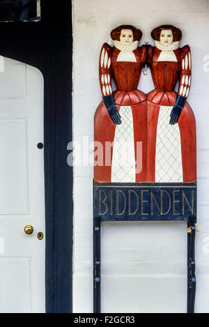 Le signe de fer forgé représentant un ensemble de jumeaux conjoints, les Biddenden Maids. Kent. Angleterre. ROYAUME-UNI Banque D'Images