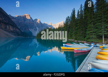 Canoës au lac Moraine dans la vallée des Dix-Pics, Banff National Park, Alberta, Canada Banque D'Images