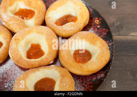 Avec la confiture beignets frais Banque D'Images