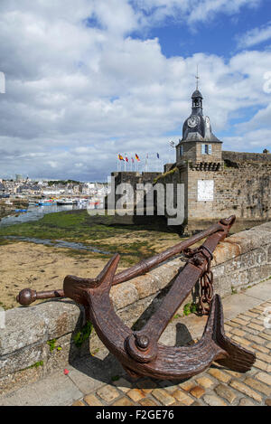 Old anchor et beffroi à la porte d'entrée de la Ville Close médiévale à Concarneau, Finistère, Bretagne, France Banque D'Images