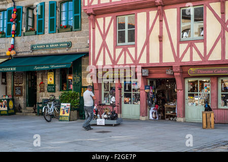 Boutiques de souvenirs dans la ville close à Concarneau, Finistère, Bretagne, France Banque D'Images