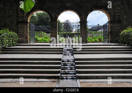 Cascade dans les jardins du château d'Alnwick. Banque D'Images