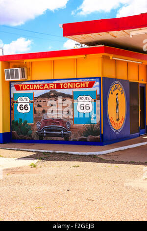 Un bâtiment restauré 1950 Conoco station essence sur la Route 66 dans la région de Tucumcari, New Mexico Banque D'Images