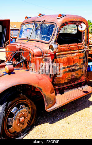 Une restauration de l'ONU 1940 Ford camion à plateau dans un chantier de collectionneurs Tucumcari Nouveau Mexique Banque D'Images