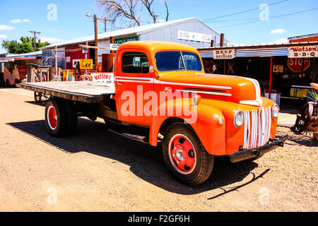 Un bâtiment restauré 1940 Ford camion à plateau dans un chantier de collectionneurs Tucumcari Nouveau Mexique Banque D'Images