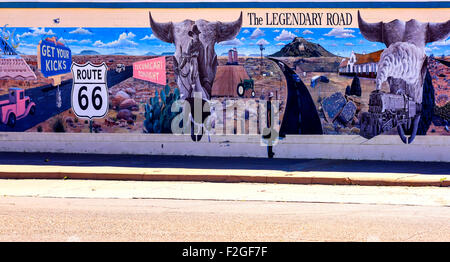 La légendaire Route Graphique Route 66 sur le côté d'un immeuble à Tucumcari, New Mexico Banque D'Images