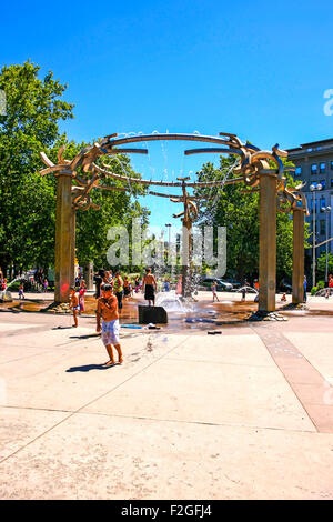 Le Riverfront Park Fontaine rotatif sur Howard Street à l'entrée sud du parc Riverfront dans Spokane Washington Banque D'Images