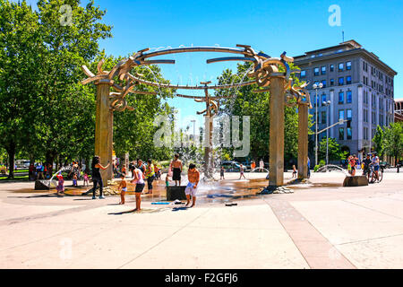 Le Riverfront Park Fontaine rotatif sur Howard Street à l'entrée sud du parc Riverfront dans Spokane Washington Banque D'Images