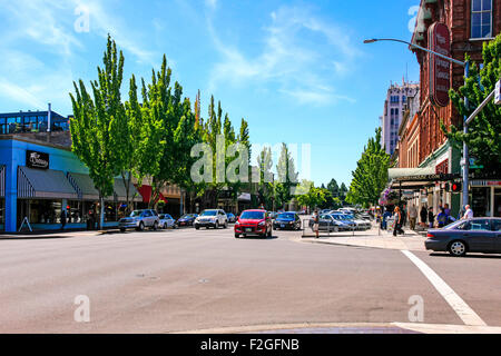 En regardant la State Street dans le centre-ville historique de Salem en Oregon Banque D'Images
