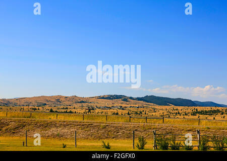 Les plaines d'armoise du Montana, l'État surnommé 'Big Sky Country' pour une raison.... Banque D'Images