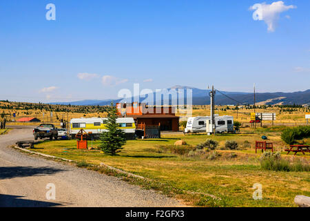 RV camping dans les plaines d'armoise du Montana, l'État surnommé 'Big Sky Country' pour une raison.... Banque D'Images