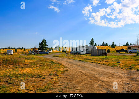 RV camping dans les plaines d'armoise du Montana, l'État surnommé 'Big Sky Country' pour une raison.... Banque D'Images