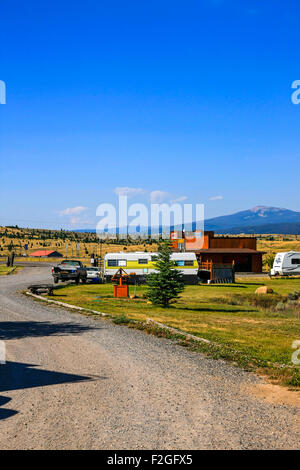 RV camping dans les plaines d'armoise du Montana, l'État surnommé 'Big Sky Country' pour une raison.... Banque D'Images