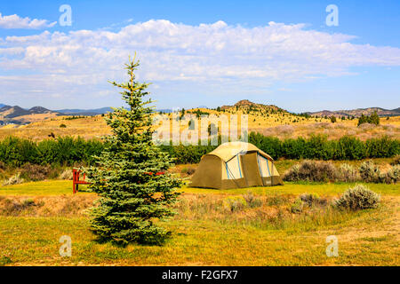 Camping dans les plaines d'armoise du Montana, l'État surnommé 'Big Sky Country' pour une raison.... Banque D'Images