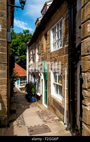 Une maison dans un des passages étroits, ou allyways, dans la région de Robin Hood's Bay Village. Yorkshire, Angleterre, Royaume-Uni Banque D'Images