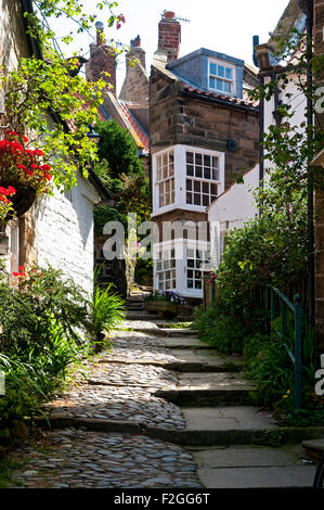 Une chambre dans l'une des passages à épaulement, ou allyways, dans le village de Robin Hood's Bay. Yorkshire, Angleterre, Royaume-Uni Banque D'Images