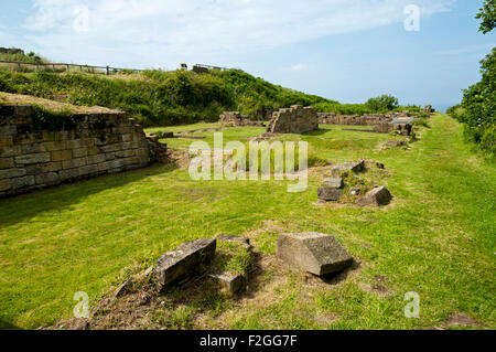 Ruines de l'Alun de pointe fonctionne, Ravenscar, près de Robin Hood's Bay, Yorkshire, Angleterre, Royaume-Uni. Sur le chemin du littoral de Cleveland Way. Banque D'Images