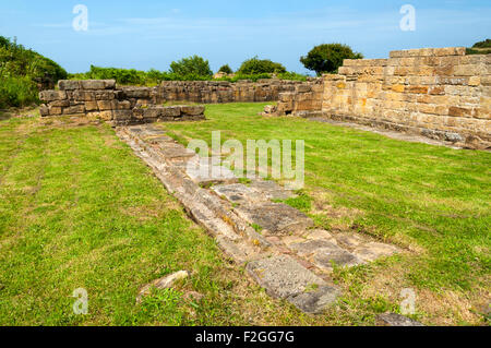 Ruines de l'Alun de pointe fonctionne, Ravenscar, près de Robin Hood's Bay, Yorkshire, Angleterre, Royaume-Uni. Sur le chemin du littoral de Cleveland Way. Banque D'Images