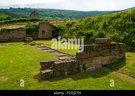 Ruines de l'Alun de pointe fonctionne, Ravenscar, près de Robin Hood's Bay, Yorkshire, Angleterre, Royaume-Uni. Sur le chemin du littoral de Cleveland Way. Banque D'Images