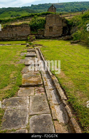 Ruines de l'Alun de pointe fonctionne, Ravenscar, près de Robin Hood's Bay, Yorkshire, Angleterre, Royaume-Uni. Sur le chemin du littoral de Cleveland Way. Banque D'Images