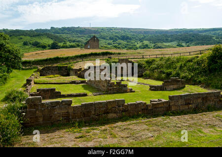 Ruines de l'Alun de pointe fonctionne, Ravenscar, près de Robin Hood's Bay, Yorkshire, Angleterre, Royaume-Uni. Sur le chemin du littoral de Cleveland Way. Banque D'Images