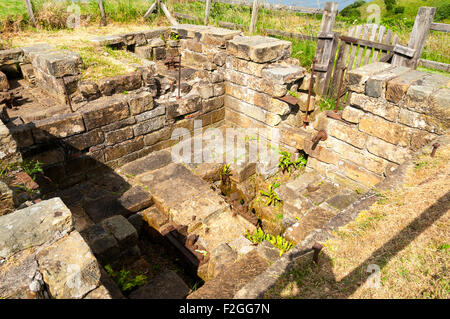 Ruines de l'Alun de pointe fonctionne, Ravenscar, près de Robin Hood's Bay, Yorkshire, Angleterre, Royaume-Uni. Sur le chemin du littoral de Cleveland Way. Banque D'Images