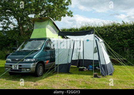 Une Mazda Bongo campervan avec auvent latéral sur un terrain de camping près de Sneaton, près de Whitby, Yorkshire, Angleterre, Royaume-Uni Banque D'Images