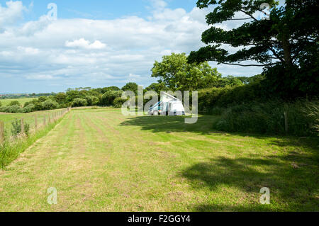 Une Mazda Bongo campervan avec auvent latéral sur un terrain de camping près de Sneaton, près de Whitby, Yorkshire, Angleterre, Royaume-Uni Banque D'Images