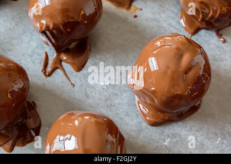 Un favori de Noël, des boules de chocolat au beurre d'arachide. Un mélange de beurre d'arachide, les noix, le sucre et d'autres substance douce et Banque D'Images