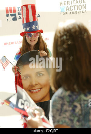 Un jeune partisan du gouvernement de la Caroline du Sud. Nikki Haley pose dans un Photomaton politique avant le début de la Heritage Foundation Take Back America le 18 septembre 2015 à Greenville, Caroline du Sud. L'événement offre 11 candidats à l'élection présidentielle mais Trump subitement annulée à la dernière minute. Banque D'Images