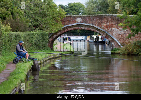 Seul pôle de pêcheurs avec pêche et bateaux pont étroit à l'arrière-plan. Staffordshire Worcestershire et Canal près de Cannock Banque D'Images