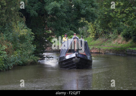 Barge sous la pluie , sur le canal près de Worcestershire et Staffordshire Cannock. UK Banque D'Images