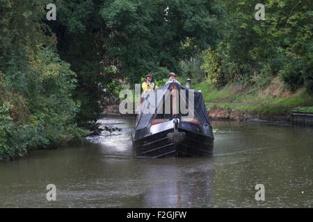 Barge sous la pluie , sur le canal près de Worcestershire et Staffordshire Cannock. UK Banque D'Images