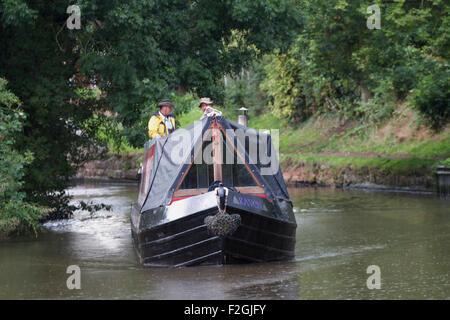 Barge sous la pluie , sur le canal près de Worcestershire et Staffordshire Cannock. UK Banque D'Images