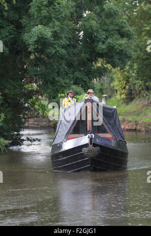 Barge sous la pluie , sur le canal près de Worcestershire et Staffordshire Cannock. UK Banque D'Images