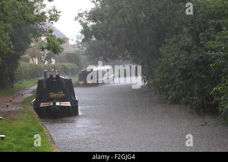 Bateaux amarrés sur le Staffordshire Worcestershire et Canal à Cannock, sous une pluie battante. UK Banque D'Images