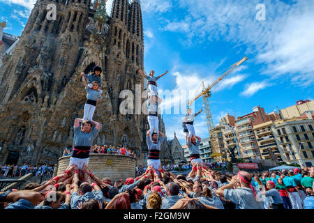 Castellers building tours humaines à la Sagrada Família, Barcelone, Catalogne, Espagne Banque D'Images