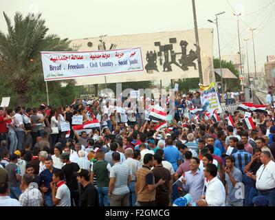 Bagdad, Iraq. 18 Sep, 2015. Des milliers d'Irakiens en colère prendre part à une manifestation contre la corruption et une mauvaise qualité des services en ce qui concerne les coupures de courant et des pénuries d'eau, à la place Tahrir, dans le centre de Bagdad, Iraq, 18 Septembre, 2015. © Khalil Dawood/Xinhua/Alamy Live News Banque D'Images