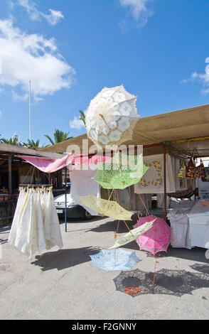 Shopping market affiche avec dentelle parapluies dans popular village de pêcheurs sur une journée ensoleillée en Septembre Banque D'Images